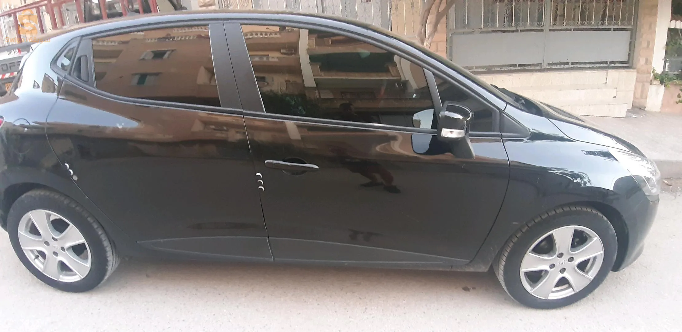 سيارة عائلية