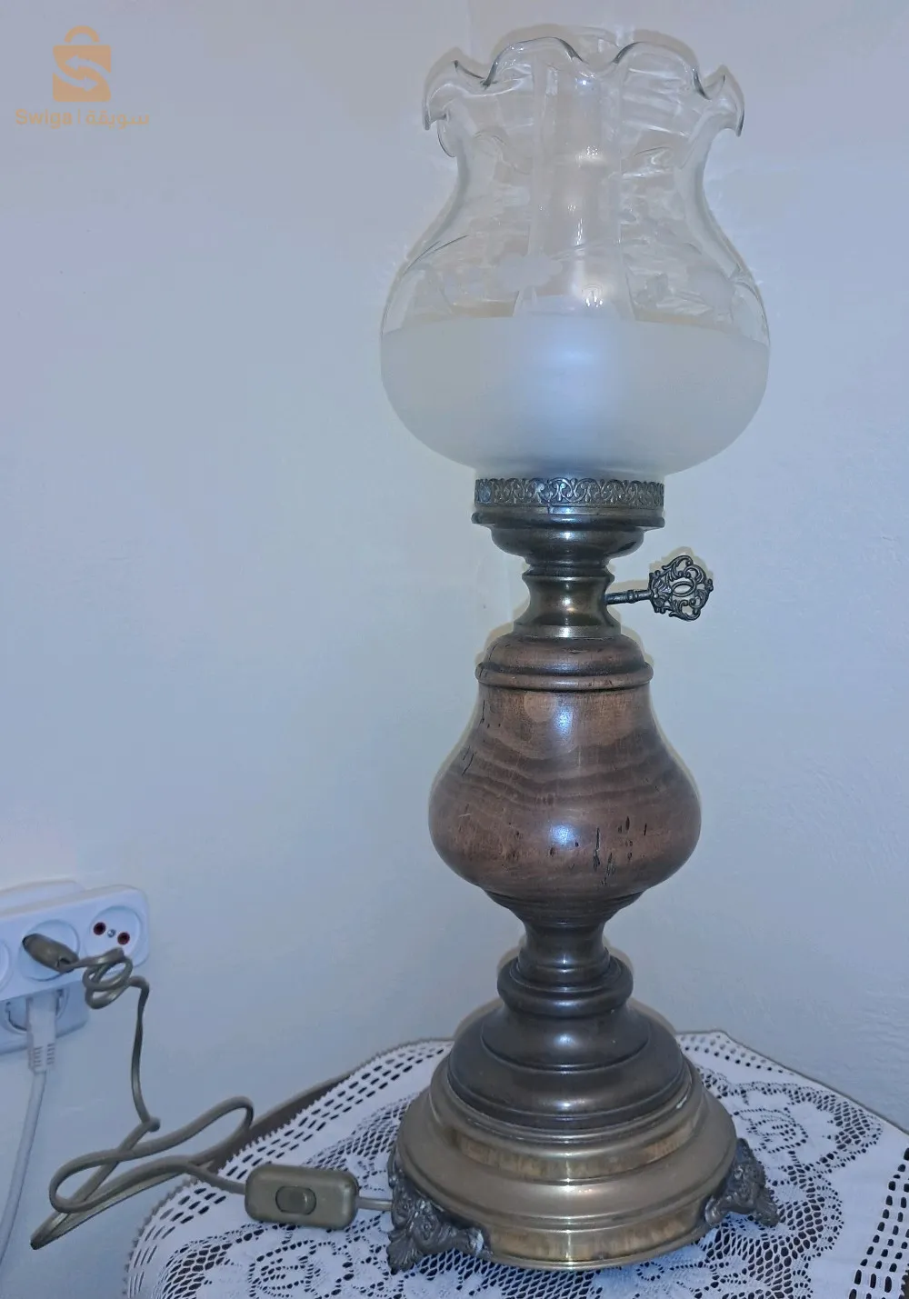 Gigantesque lampe de salon italienne, vintage, en laiton et bois de chêne avec abat-jour en verre.

زوج من المصابيح الكبيرة والكبيرة للصالون. ذات صنع ايطالي عتيق، من شبيه النحاس وخشب البلوط الرفيع مع قفص المصباح من الزجاج الشفاف