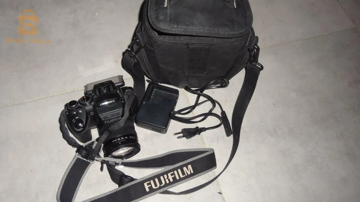 Fujifilm FINEPIX HS35 exr 
معاها شارجور وباتري وساكوشة تاع كميرة 
اوبجيكتيف راكب 30x