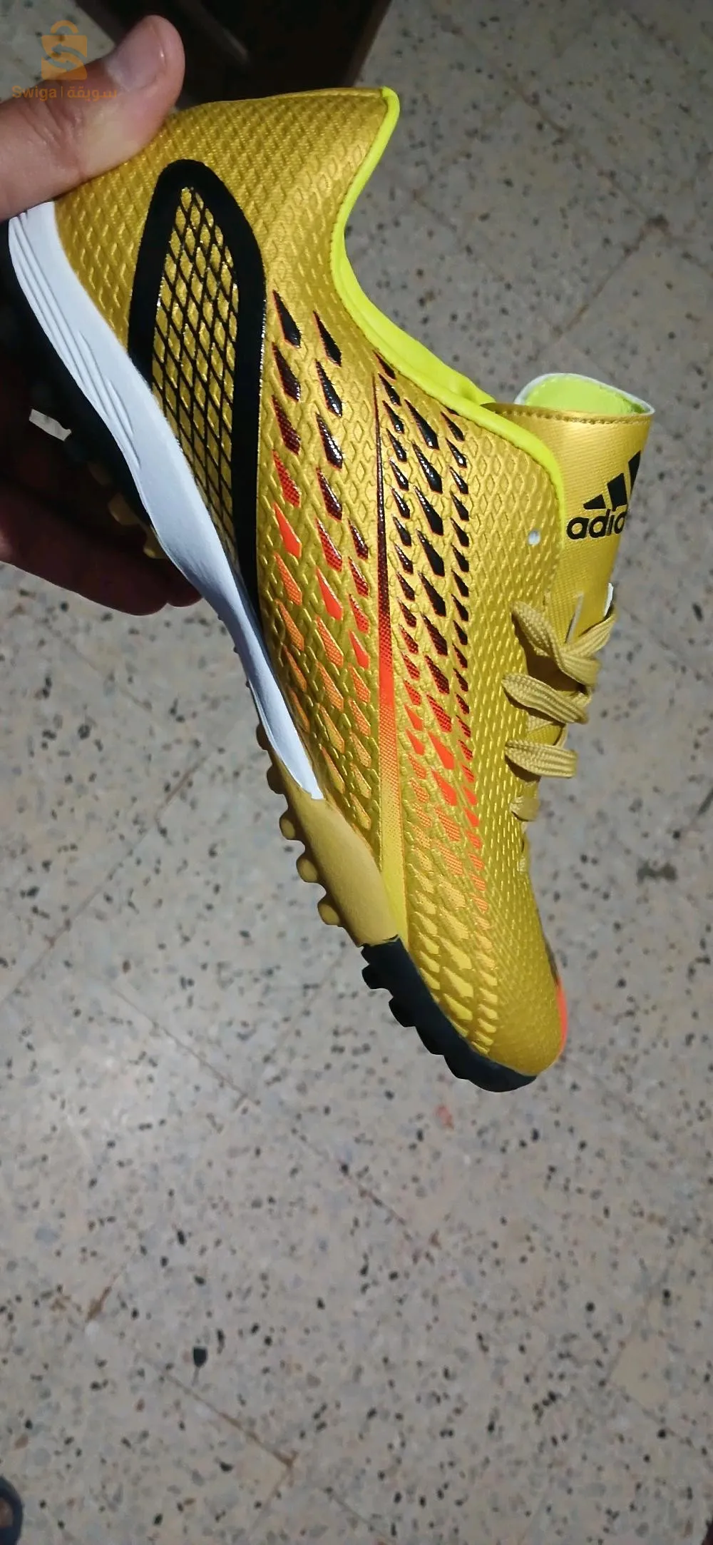 حذاء رياضي Adidas