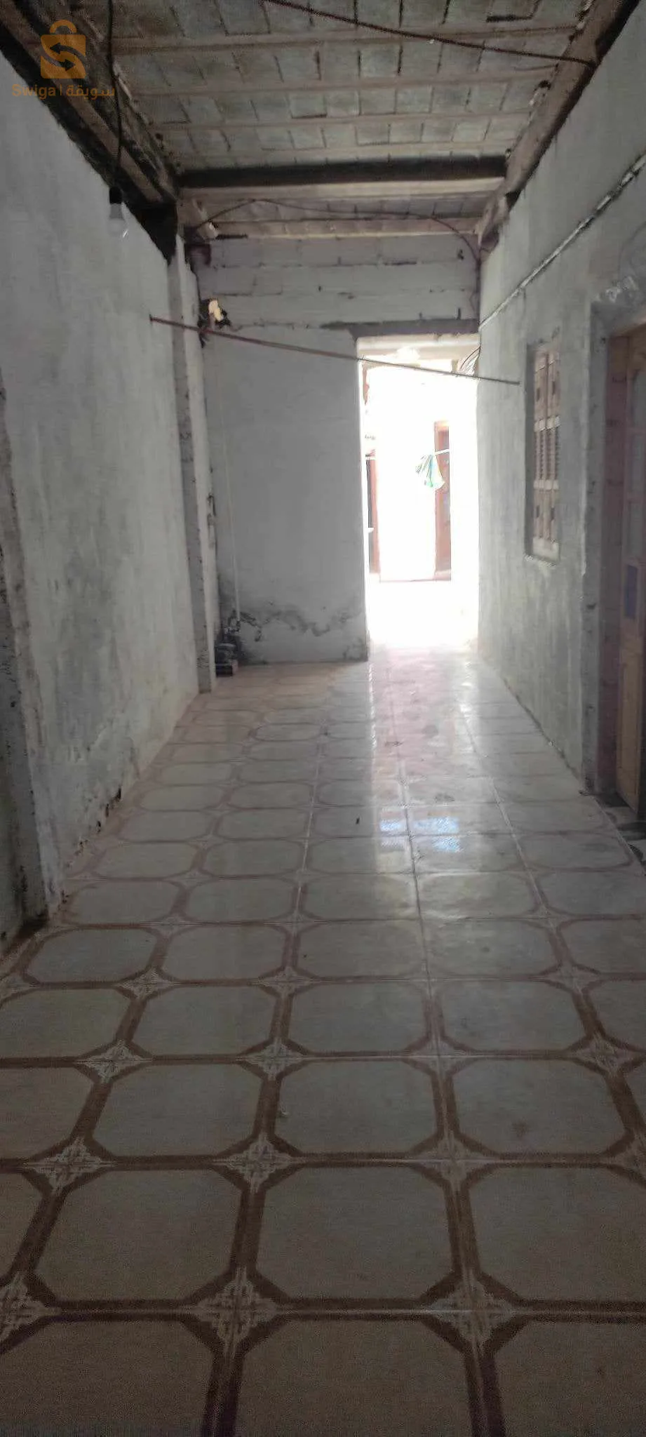 دار في طولقة كبيرة و واسعة ماشاء الله في حي شعبي فيها خمسة غرف و كاراج و حوس صغير في وسط الدار و حوش كبير في التالي و فيه نخلة مثمرة
