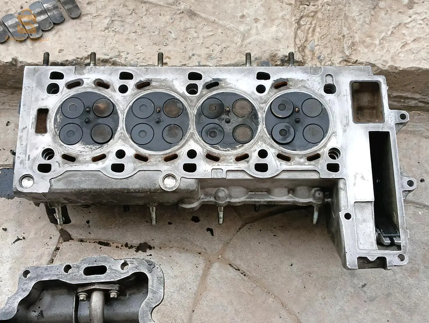 Culasse bonne etat et autre moyenne  etat +un groupe avec vilebrequin std et les pistons moteur 2.0 opel zafira 
0775309456
0778161923
