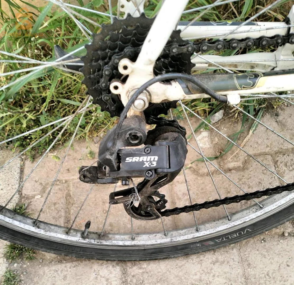 Ain
Betwin  Nkiya France. Taille 28