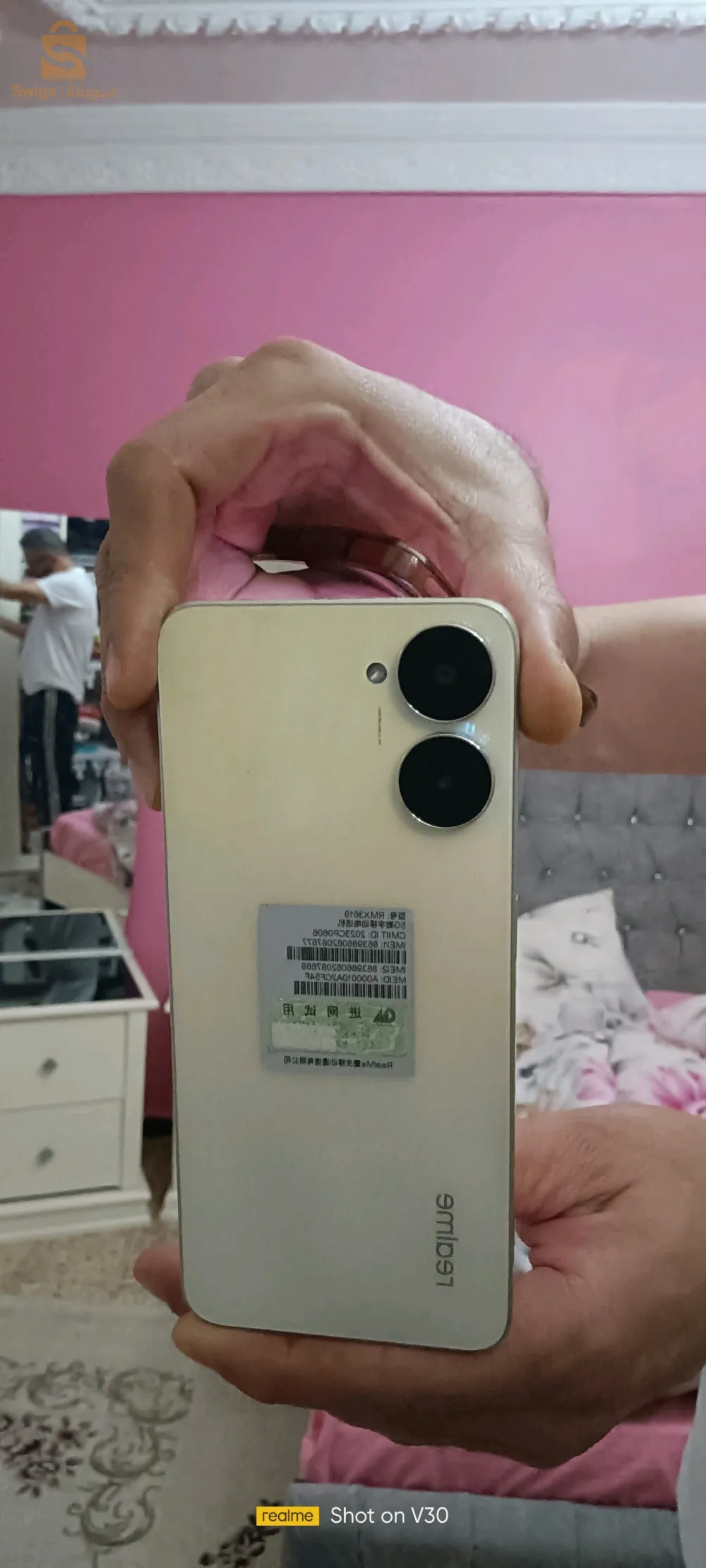 realme v30