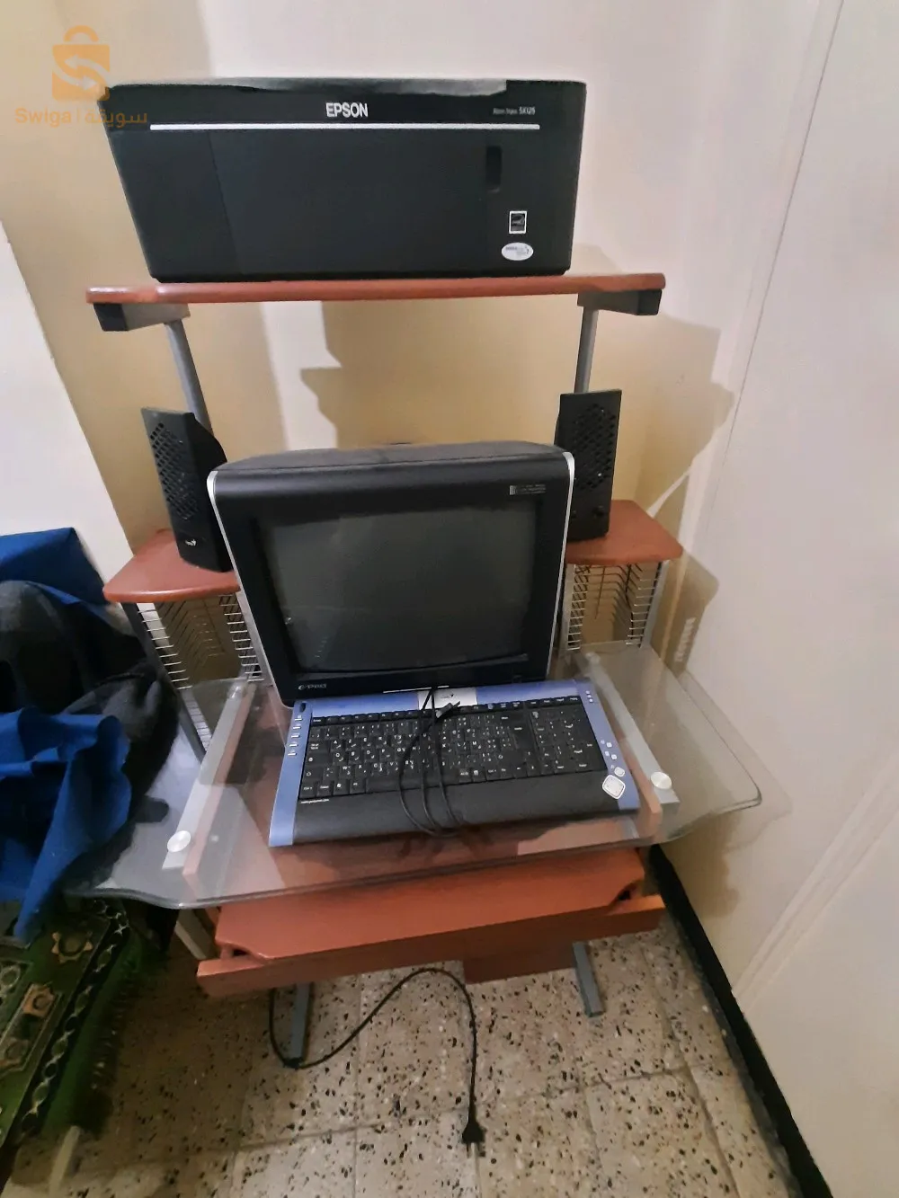 ordinateur de bureau avec table