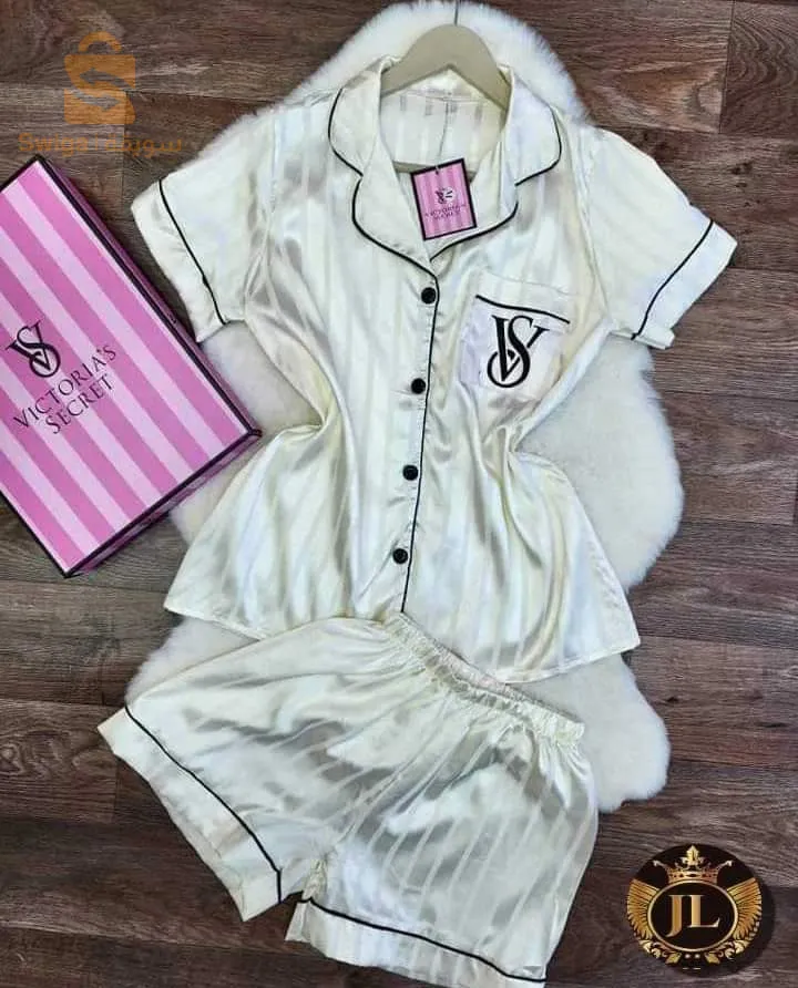 بيجامة فيكتوريا من نوع ساتان متوفرة على اربعة الوان الموجودة في الصورة 
المقاسات M . L . X L .XXL