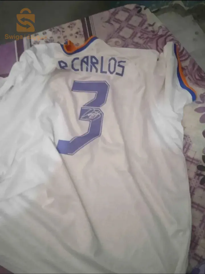 قميص ريال مدريد اسلي موقع من لاعب روبرتو كارلوس