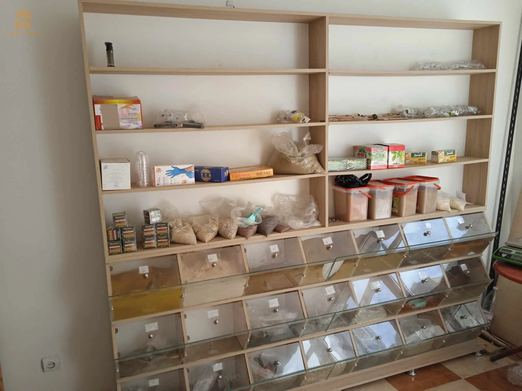 رفوف توابل واعشاب