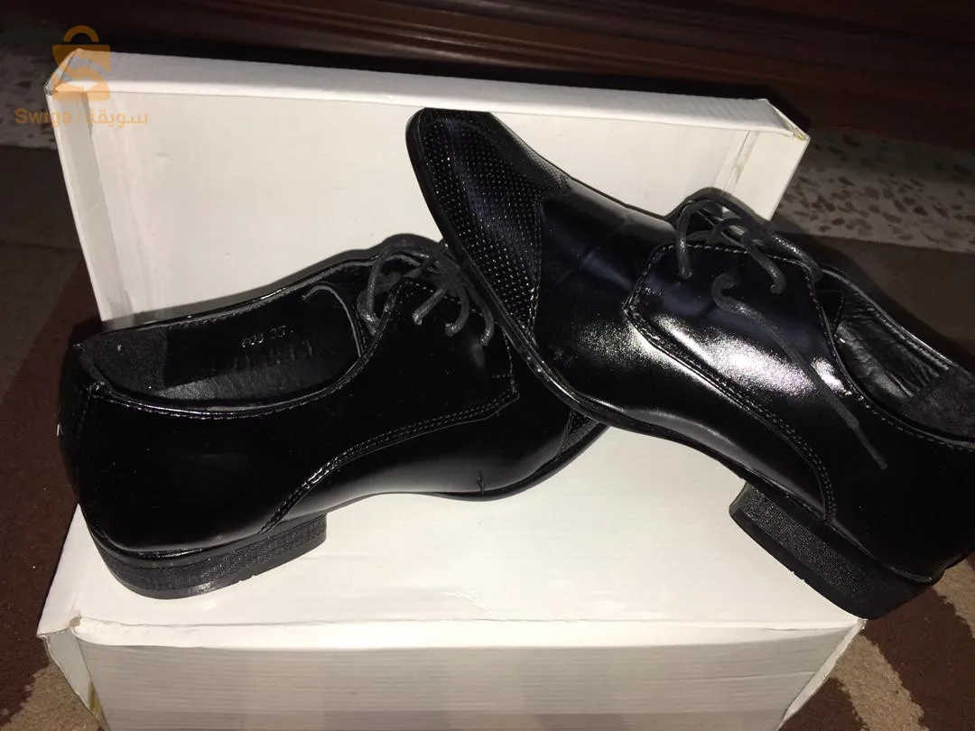 Costume classique, taille pour un enfant de dix ans + chaussures pointure 35, offre spéciale, le tout à 7500 Da