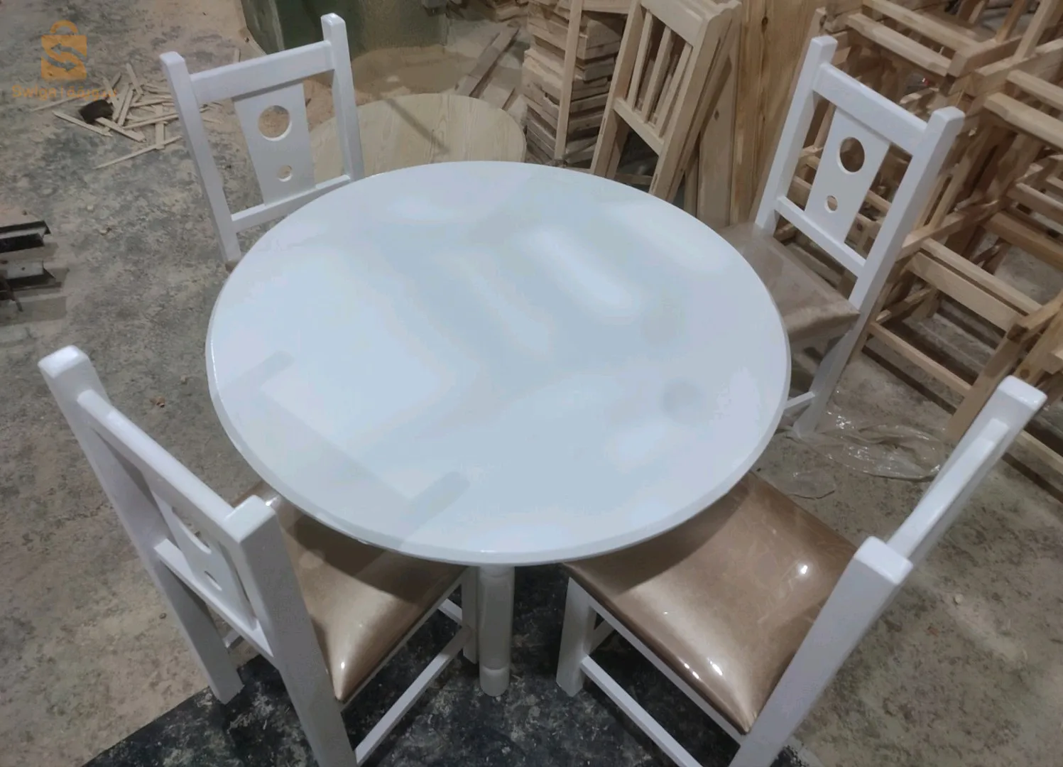 طاولات مطبخ متقنة الصنع مرحبا بكم 
مصنوعة من الخشب الأحمر 
اسعار متناولة للجميع
رقم الهاتف :0551778464