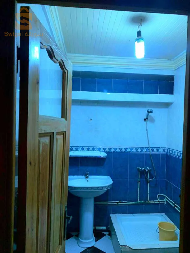 منزل للبيع في عمارة الطابق الأرضي في حي مغلق قريب من مرافق الحياة (ابتدائي مركز شرطة موقف....الخ)