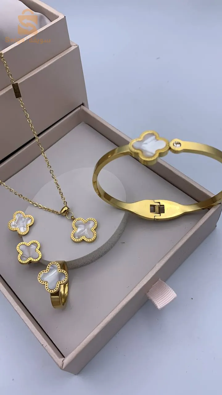 "Découvrez notre nouvelle collection d'accessoires élégants !"