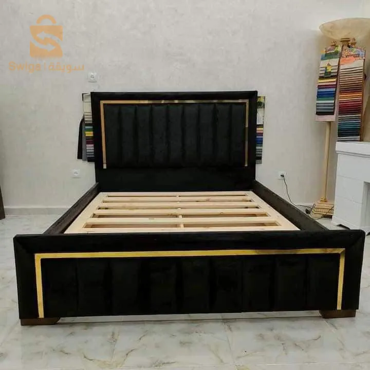 lit capitons bien fini en bois Rouge très bien  solide