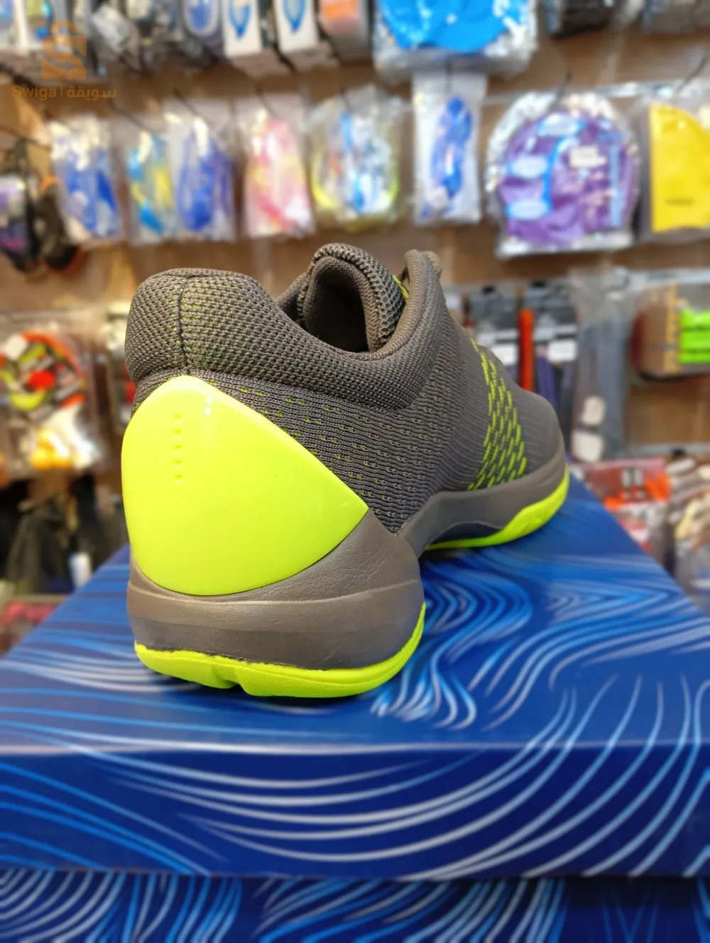 حذاء رياضي مناسب للجري وأداء التمارين الرياضية