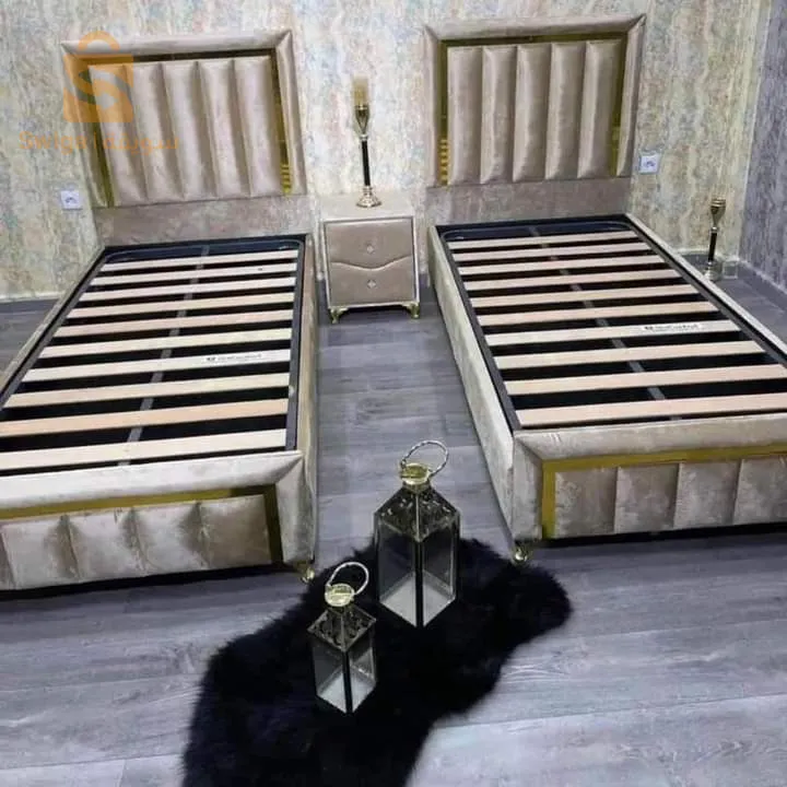 lit capitons bien fini en bois Rouge très bien  solide