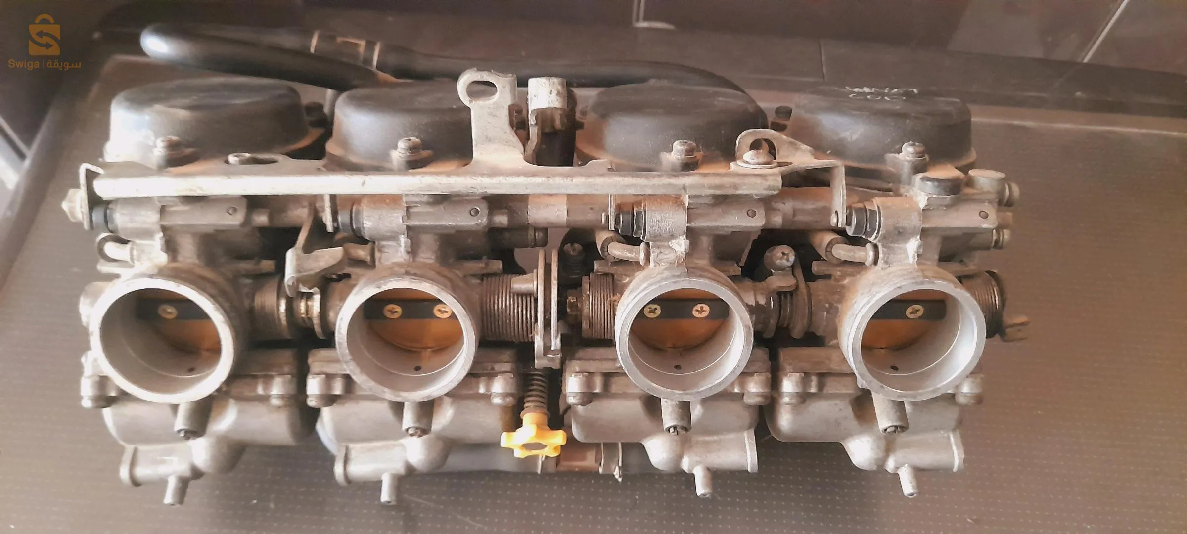 Carburateur et culasse (vide,avec qlq soupapes) honda hornet 600 ancienne année 2000 très propre à vendre appeler le 0777202214