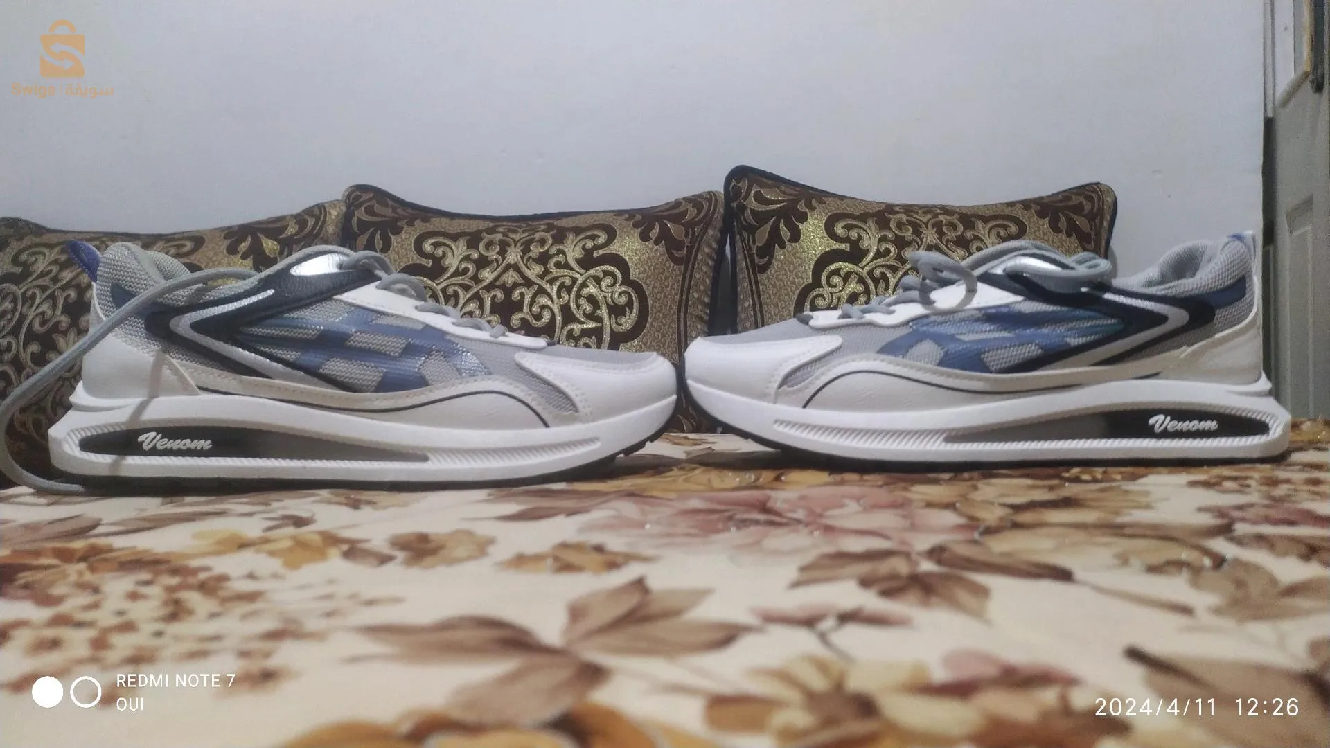 حذاء من نوع  VENOM