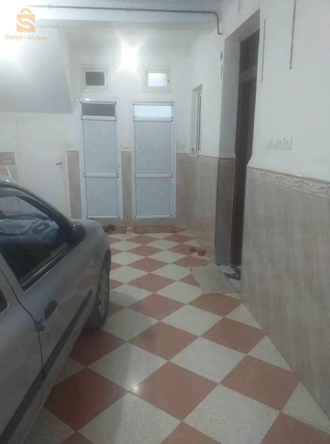فيلا للبيع سومي فيني 160 متر مربع مبنية 140متر مربع تقع في حي بن ضنون خميس الخشنة قريبة من الطريق السبار شرق غرب بجميع الوثائق عقد + دفتر عقاري + مخطط البناء 2+R + رخصة البناء و بها جميع متطلبات الحياة ماء + غاز + كهرباء + صرف صحي الطابق الأرضي يحتوي على قراج و صالون و 3 غرف و مطبخ و مرحاض و حمام أما الطابق الأول سومي فيني غرفتين و مرحاضين و حمامين فيني و غرفتين و مطبخ سومي فيني
