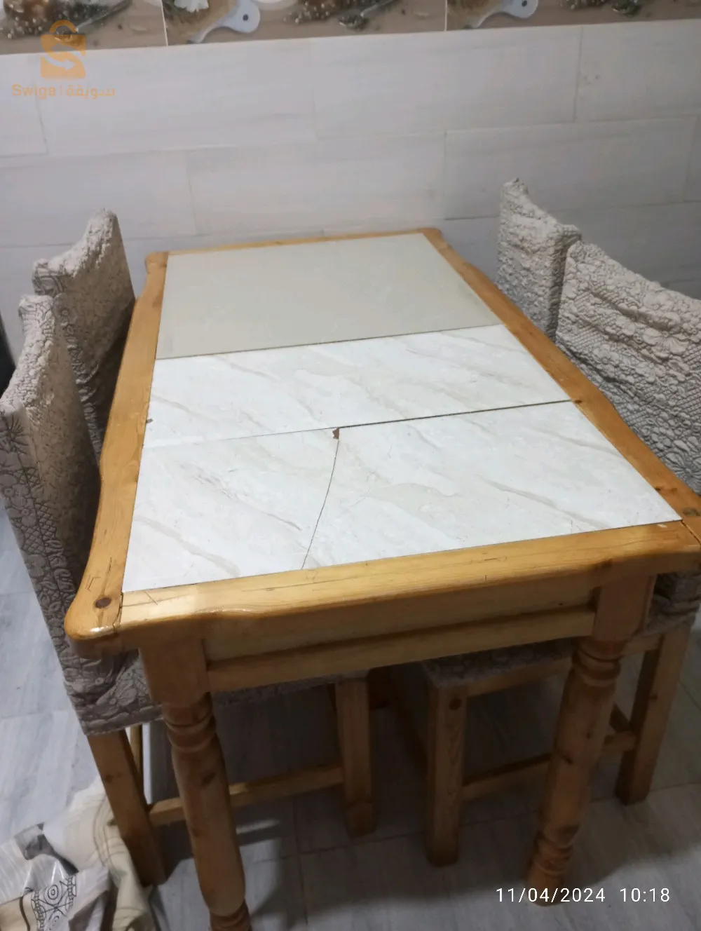 table de cuisine avec quatres chaises
