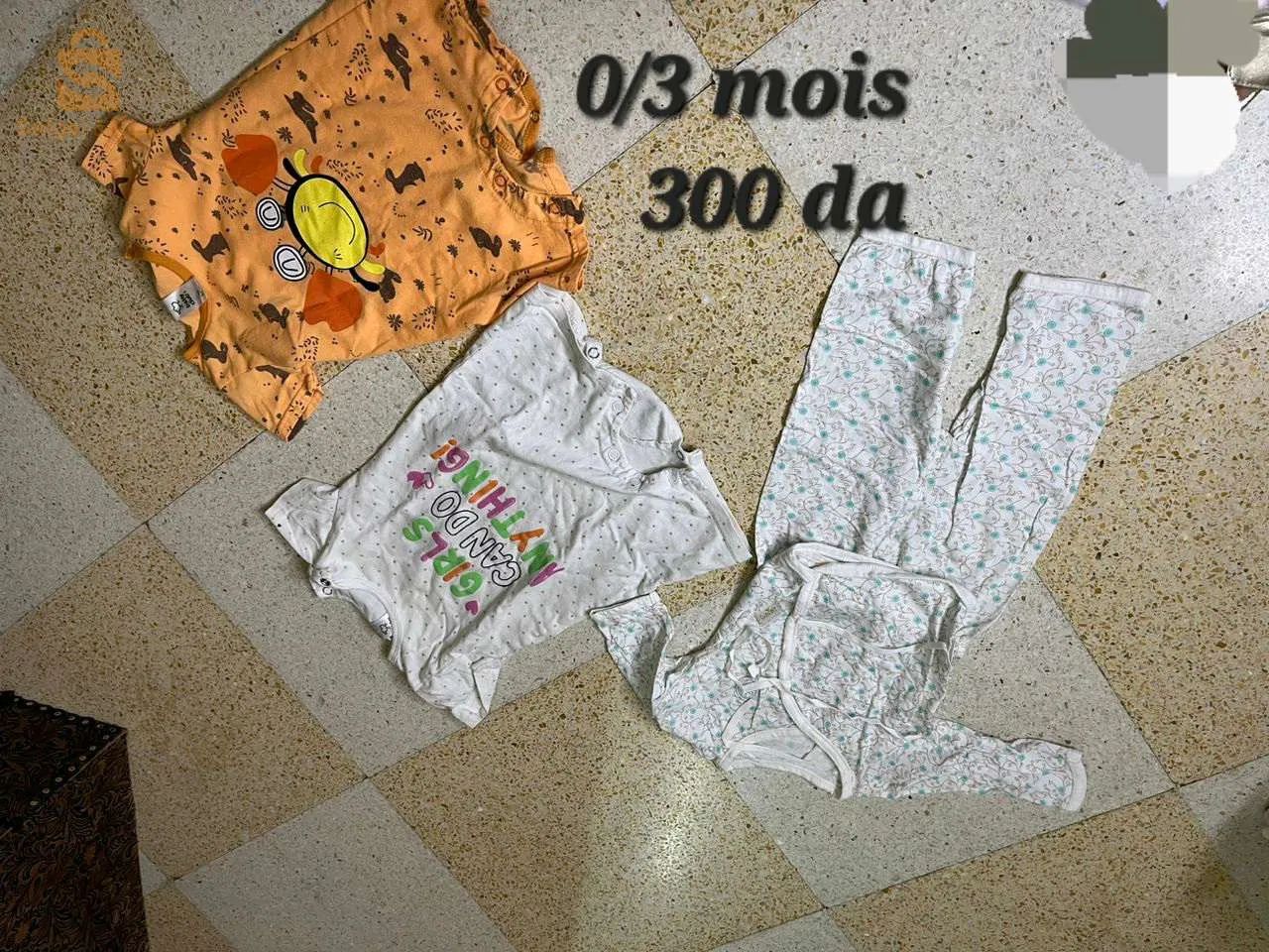 للبيع ملابس الرضع