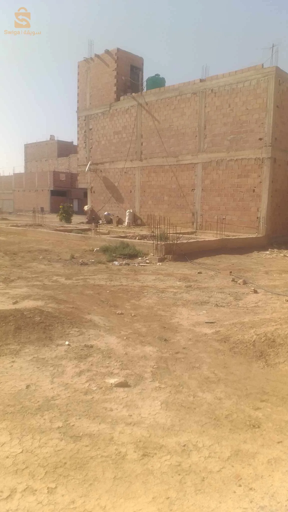 طريق سيدي عقبة بسكرة  على الجهة اليمنى خلف المدرسة الابتدائية