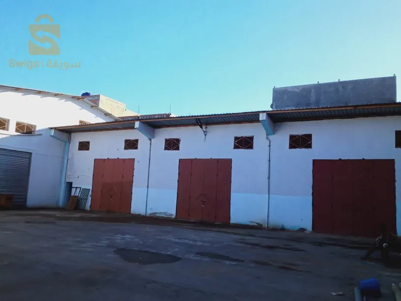 Hongar de 900 mettre carré partagez sur 4 chambre une de 500 m et les trois autres de 100 m A côté de chambre froid