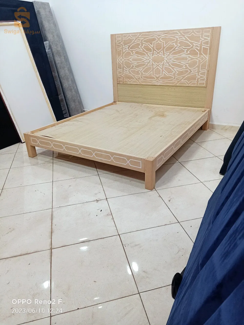 ديكوراة محل او منزل حاجة شابة او صوليد