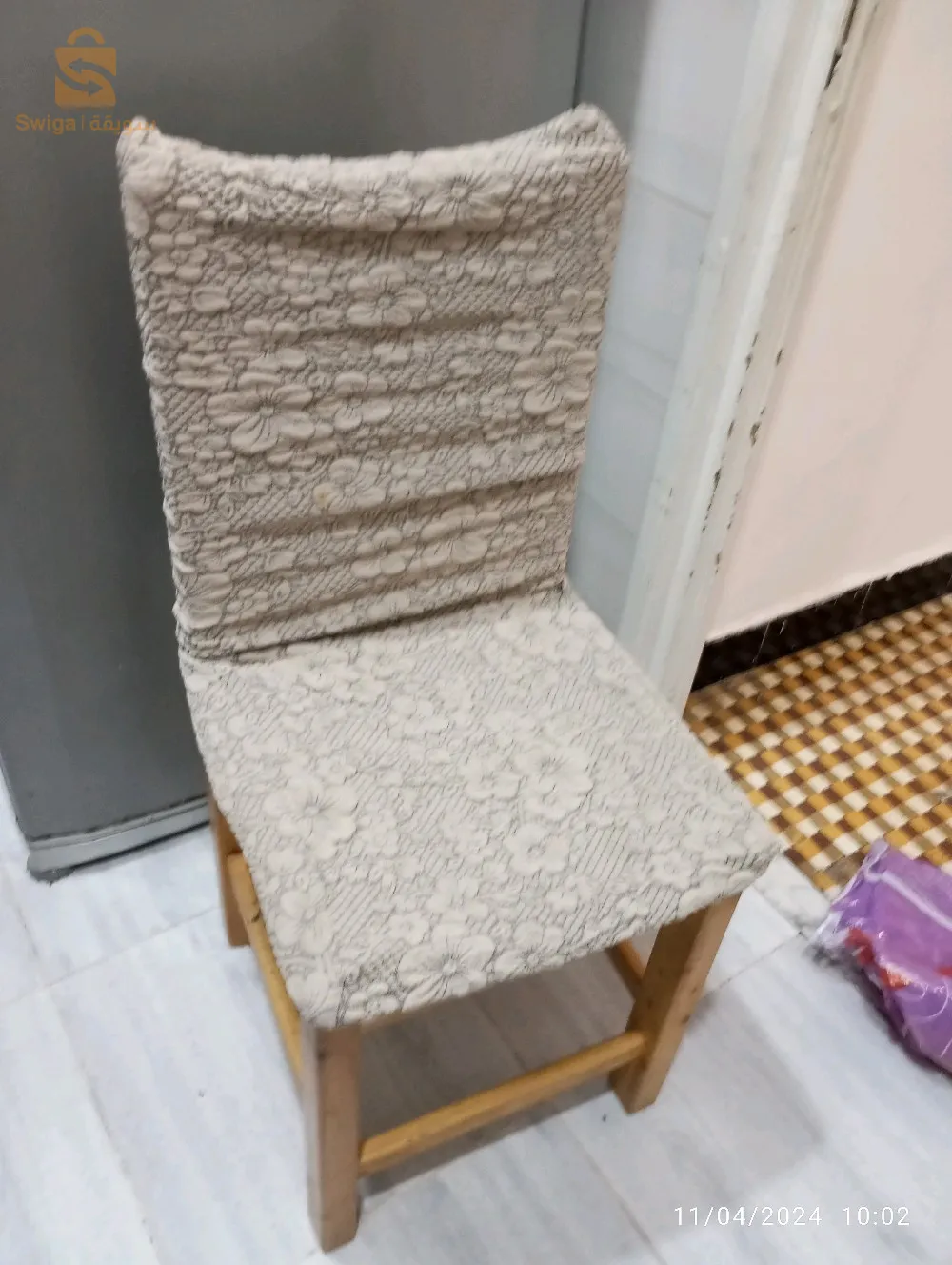 table de cuisine avec quatres chaises