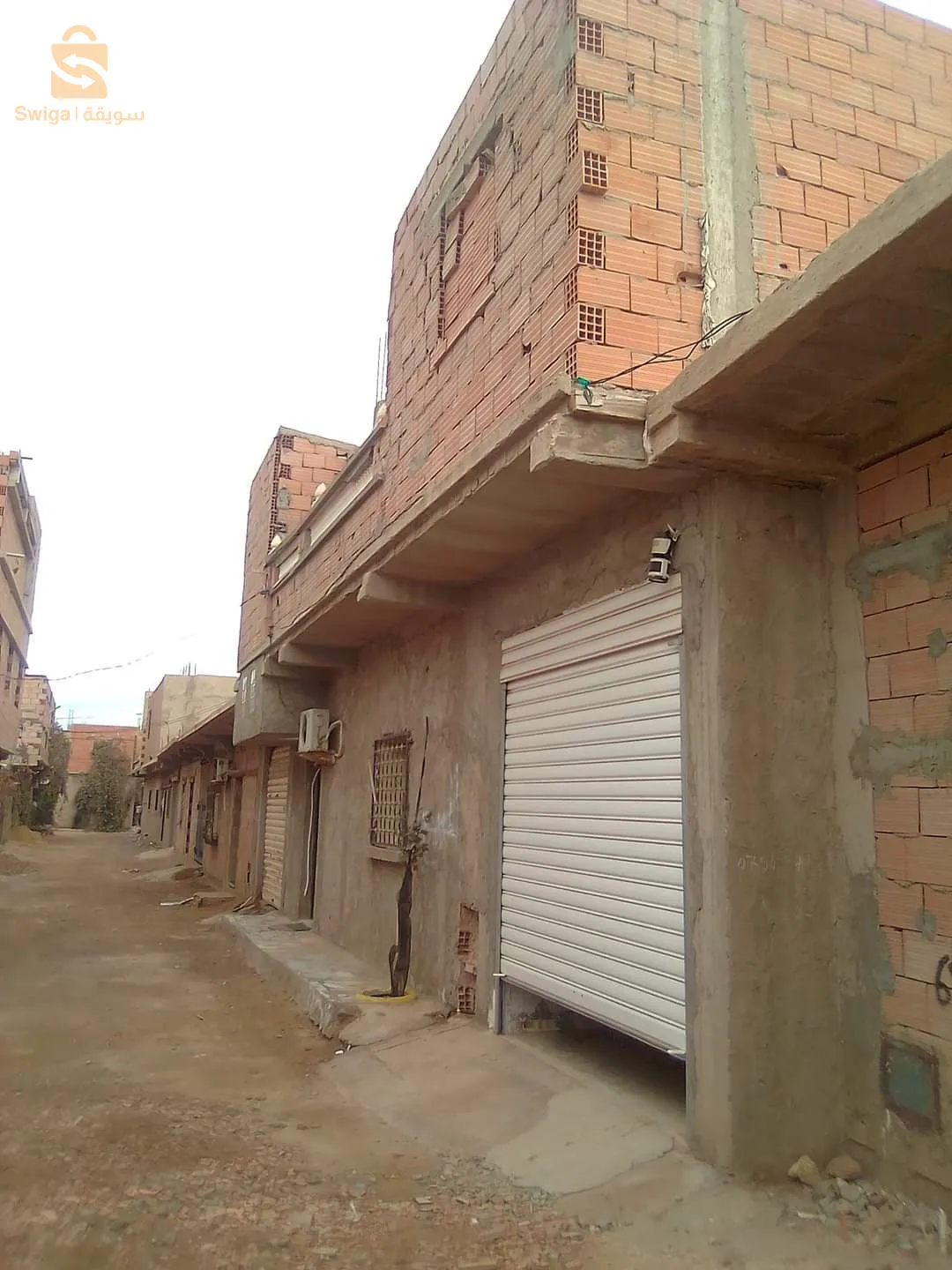 سكن للبيع في العيايدة وهران بلدية عين البية بطيوة...ديزستومو مع محضر معاينة للموثق...فيه صاله كبيرة وشومبرة ....قراج كبير وباجدو ...ريدو إلكتريك.....و2 مراحض وحوش...الطابق الأول مفصل خص غي الضالة.....