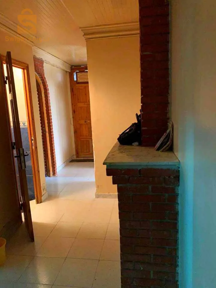 منزل للبيع في عمارة الطابق الأرضي في حي مغلق قريب من مرافق الحياة (ابتدائي مركز شرطة موقف....الخ)