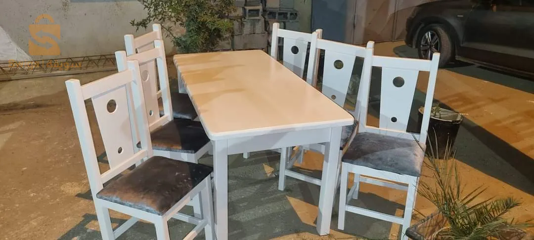 طاولات مطبخ مصنوعة من الخشب ومتقنة الصنع مرحبن بكم رقم الهاتف :0551778464المحل : براقي