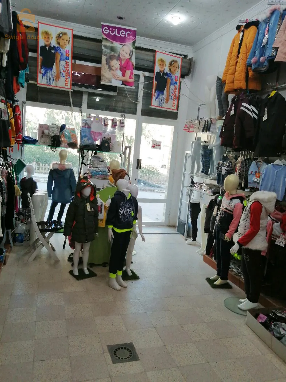 À vendre magasin habilement enfant avec toutes l'accessoire de magasin