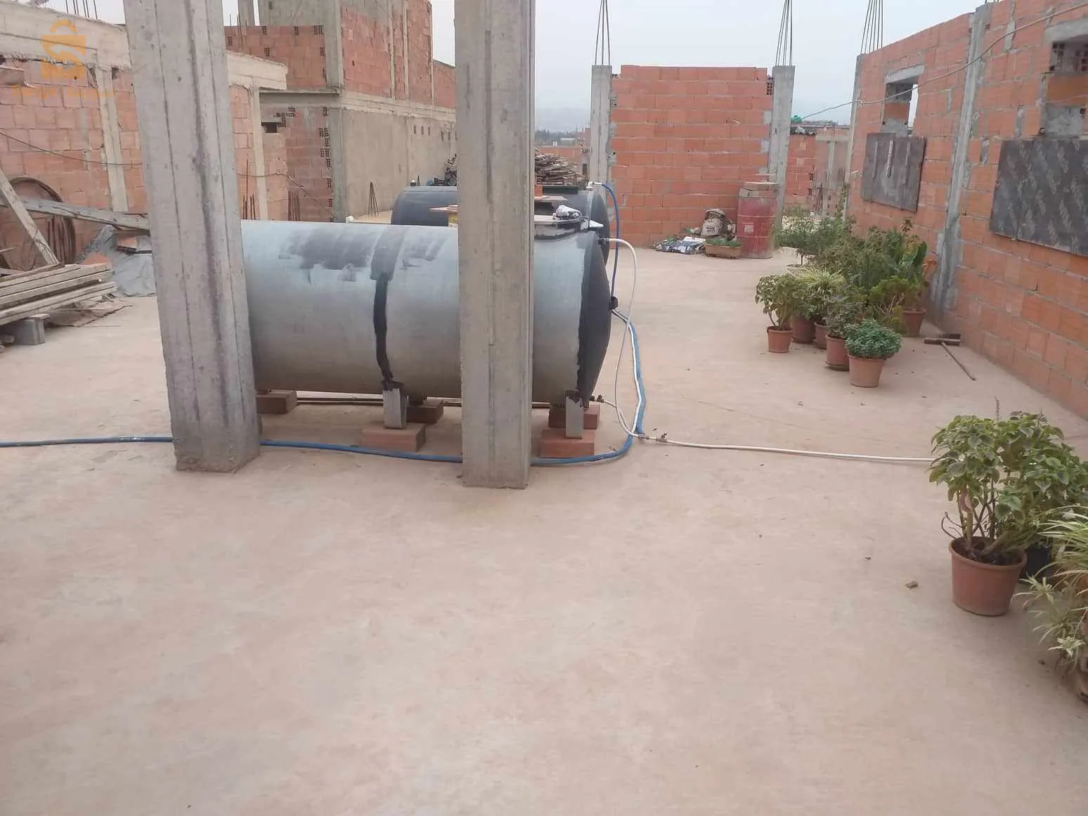 فيلا للبيع سومي فيني 160 متر مربع مبنية 140متر مربع تقع في حي بن ضنون خميس الخشنة قريبة من الطريق السبار شرق غرب بجميع الوثائق عقد + دفتر عقاري + مخطط البناء 2+R + رخصة البناء و بها جميع متطلبات الحياة ماء + غاز + كهرباء + صرف صحي الطابق الأرضي يحتوي على قراج و صالون و 3 غرف و مطبخ و مرحاض و حمام أما الطابق الأول سومي فيني غرفتين و مرحاضين و حمامين فيني و غرفتين و مطبخ سومي فيني