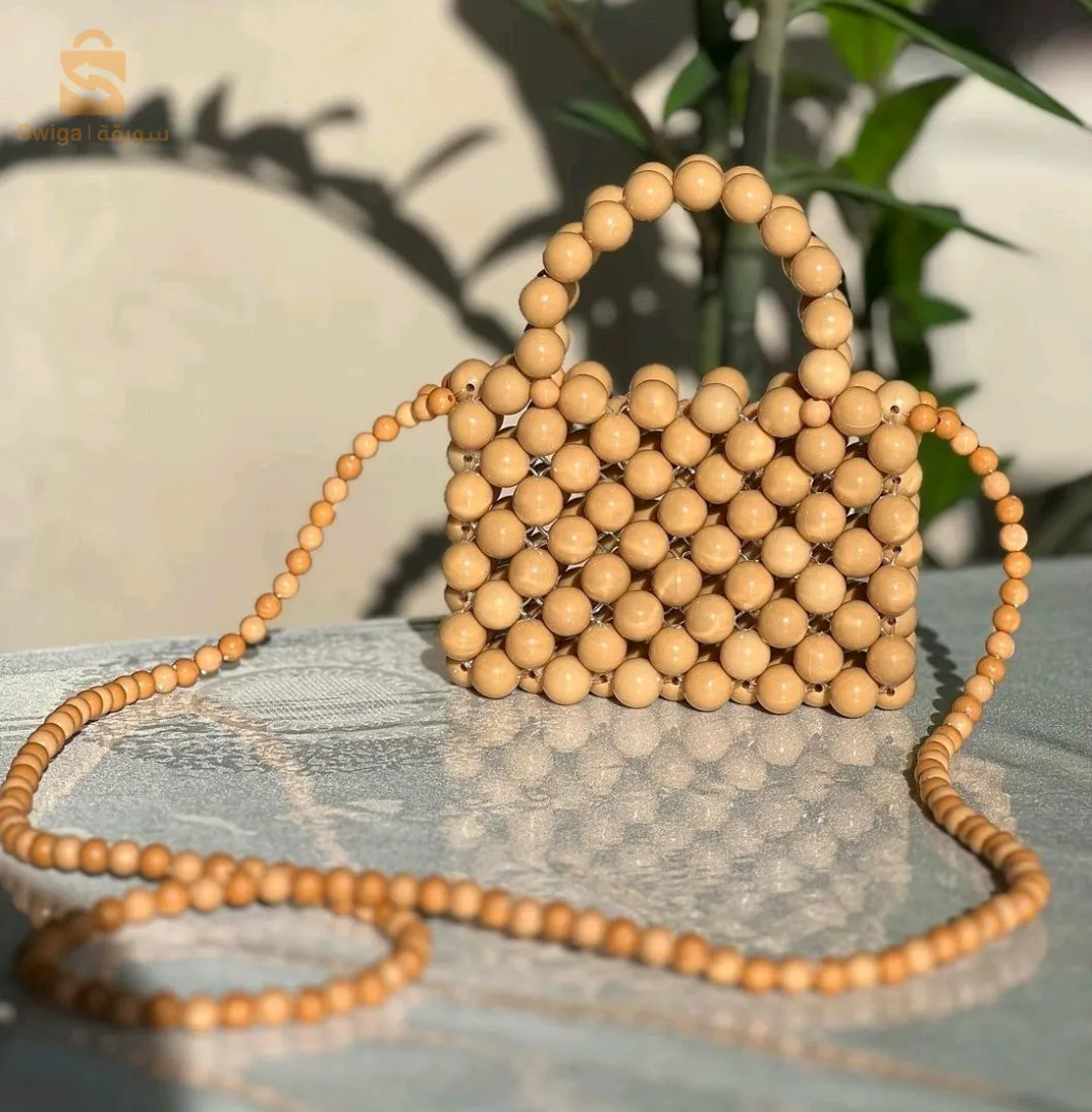 حقائب عصرية بالوان وأشكال مختلفة