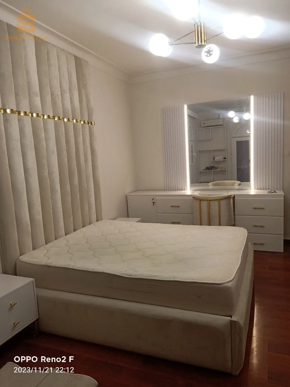 ديكوراة محل او منزل حاجة شابة او صوليد