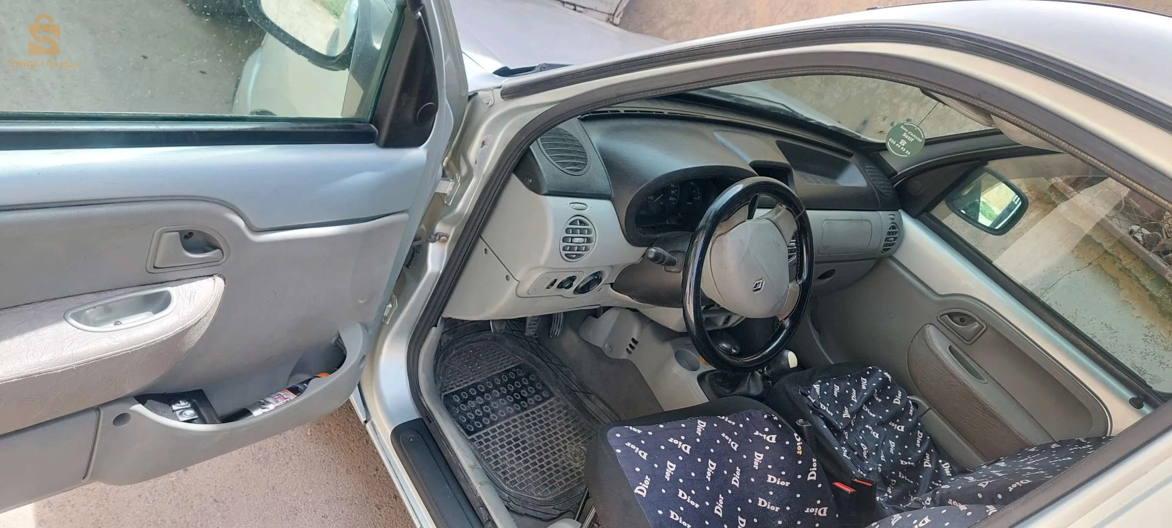 سيارة من نوع كونغو فيتري 1.9 مازوت نظيفة ربي يبارك 00عوادة فيها فروى في بادكاس متور يدور شعرة ماينقص مايسخن كيلاصة جديدة دوريجين فرونسي صالون جديد.