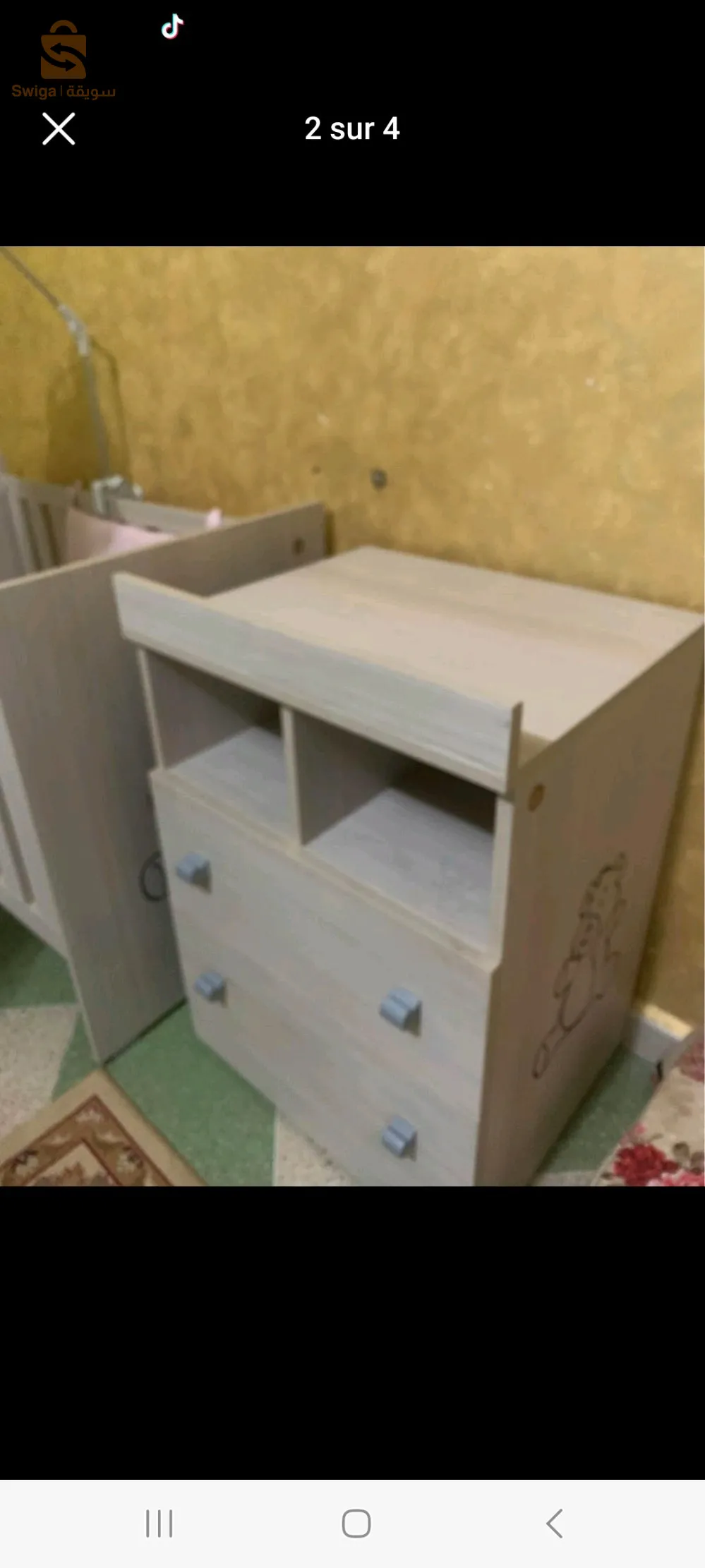 lit de bébé avec table de change