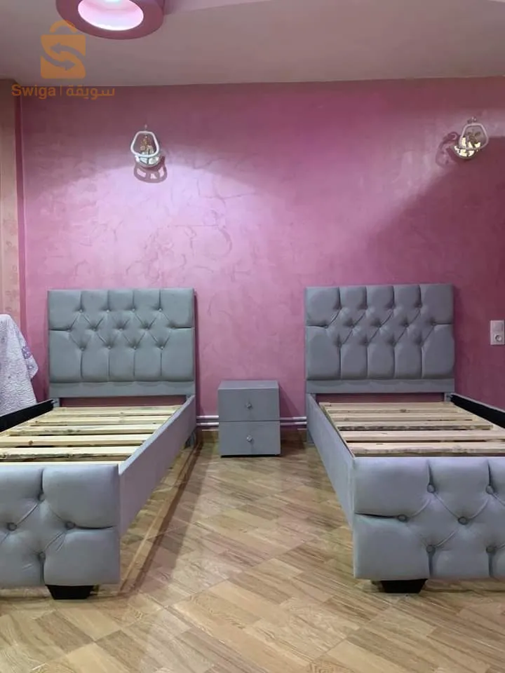 lit capitons bien fini en bois Rouge très bien  solide