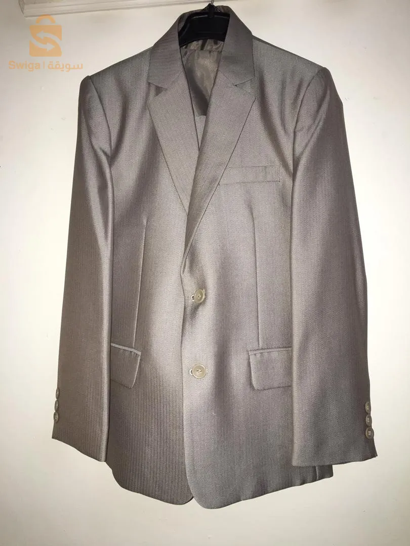 Costume classique, taille pour un enfant de dix ans + chaussures pointure 35, offre spéciale, le tout à 7500 Da