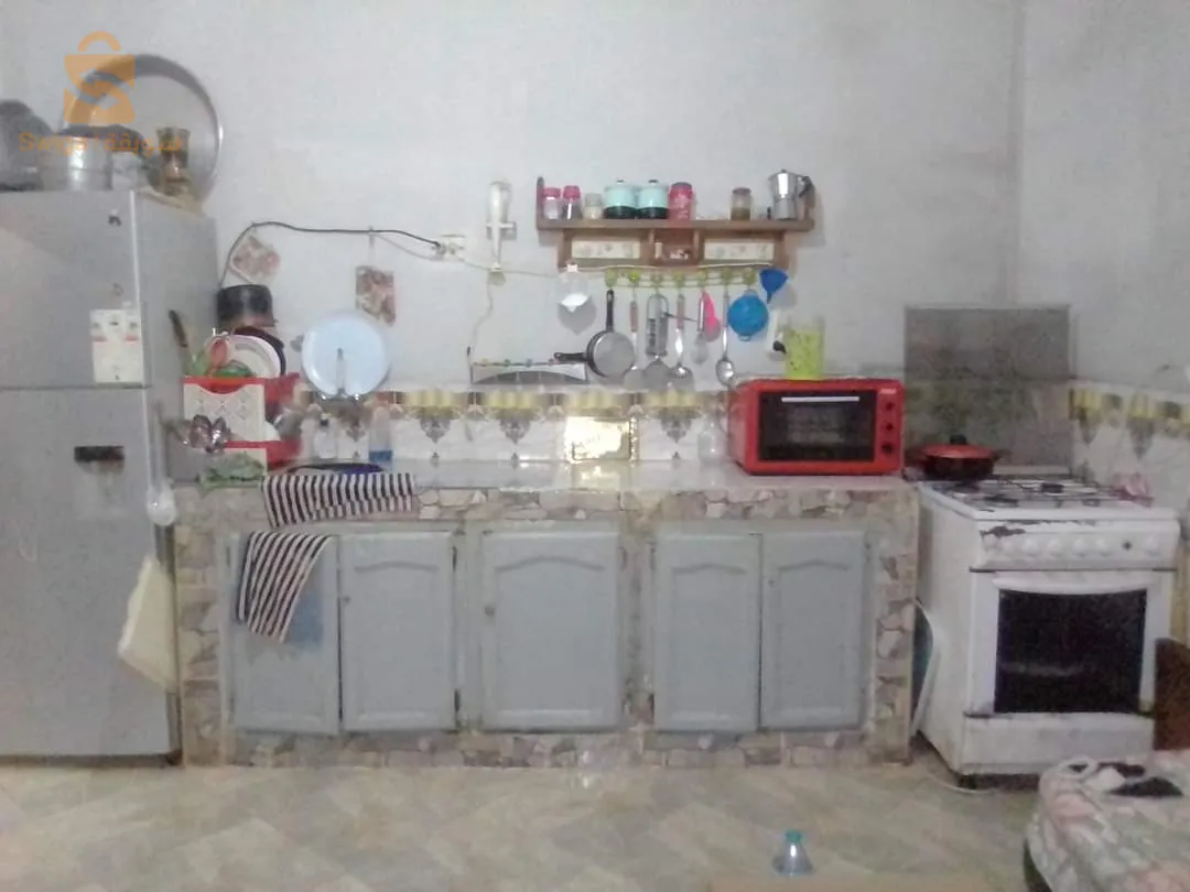 سكن للبيع في العيايدة وهران بلدية عين البية بطيوة...ديزستومو مع محضر معاينة للموثق...فيه صاله كبيرة وشومبرة ....قراج كبير وباجدو ...ريدو إلكتريك.....و2 مراحض وحوش...الطابق الأول مفصل خص غي الضالة.....