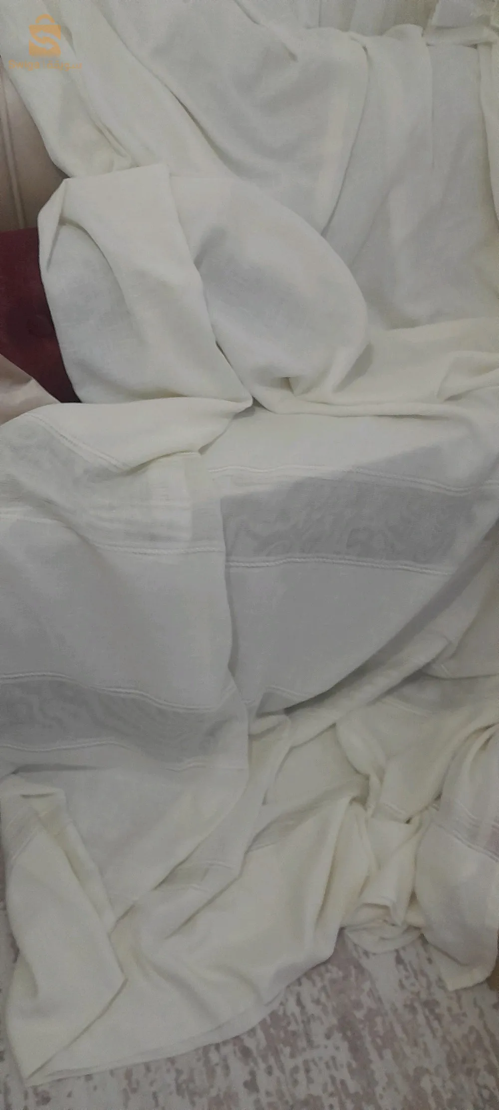 تفريشات 4 و كل تفريشة فيها 3 مخايد كبار ووحدة صغيرة و ريدو و زوج ليبانو