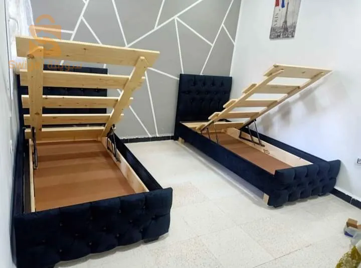 lit capitons bien fini en bois Rouge très bien  solide