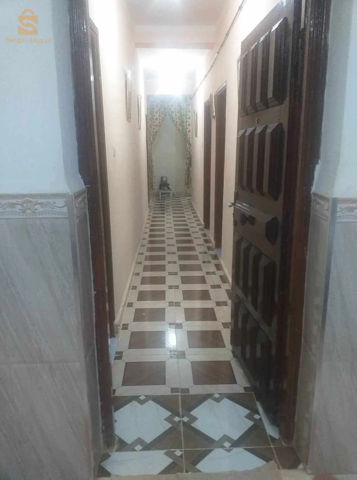 فيلا للبيع سومي فيني 160 متر مربع مبنية 140متر مربع تقع في حي بن ضنون خميس الخشنة قريبة من الطريق السبار شرق غرب بجميع الوثائق عقد + دفتر عقاري + مخطط البناء 2+R + رخصة البناء و بها جميع متطلبات الحياة ماء + غاز + كهرباء + صرف صحي الطابق الأرضي يحتوي على قراج و صالون و 3 غرف و مطبخ و مرحاض و حمام أما الطابق الأول سومي فيني غرفتين و مرحاضين و حمامين فيني و غرفتين و مطبخ سومي فيني