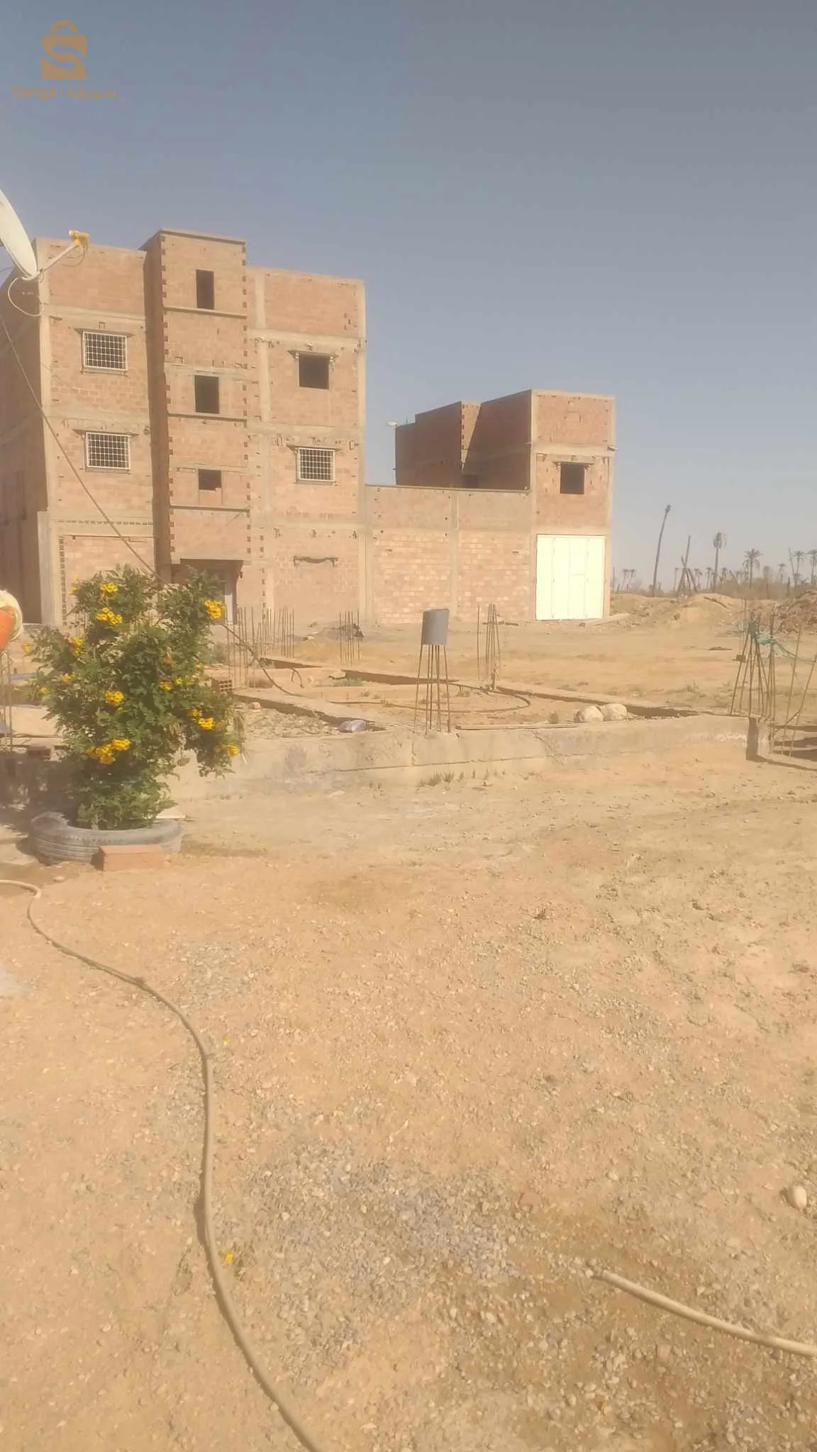طريق سيدي عقبة بسكرة  على الجهة اليمنى خلف المدرسة الابتدائية