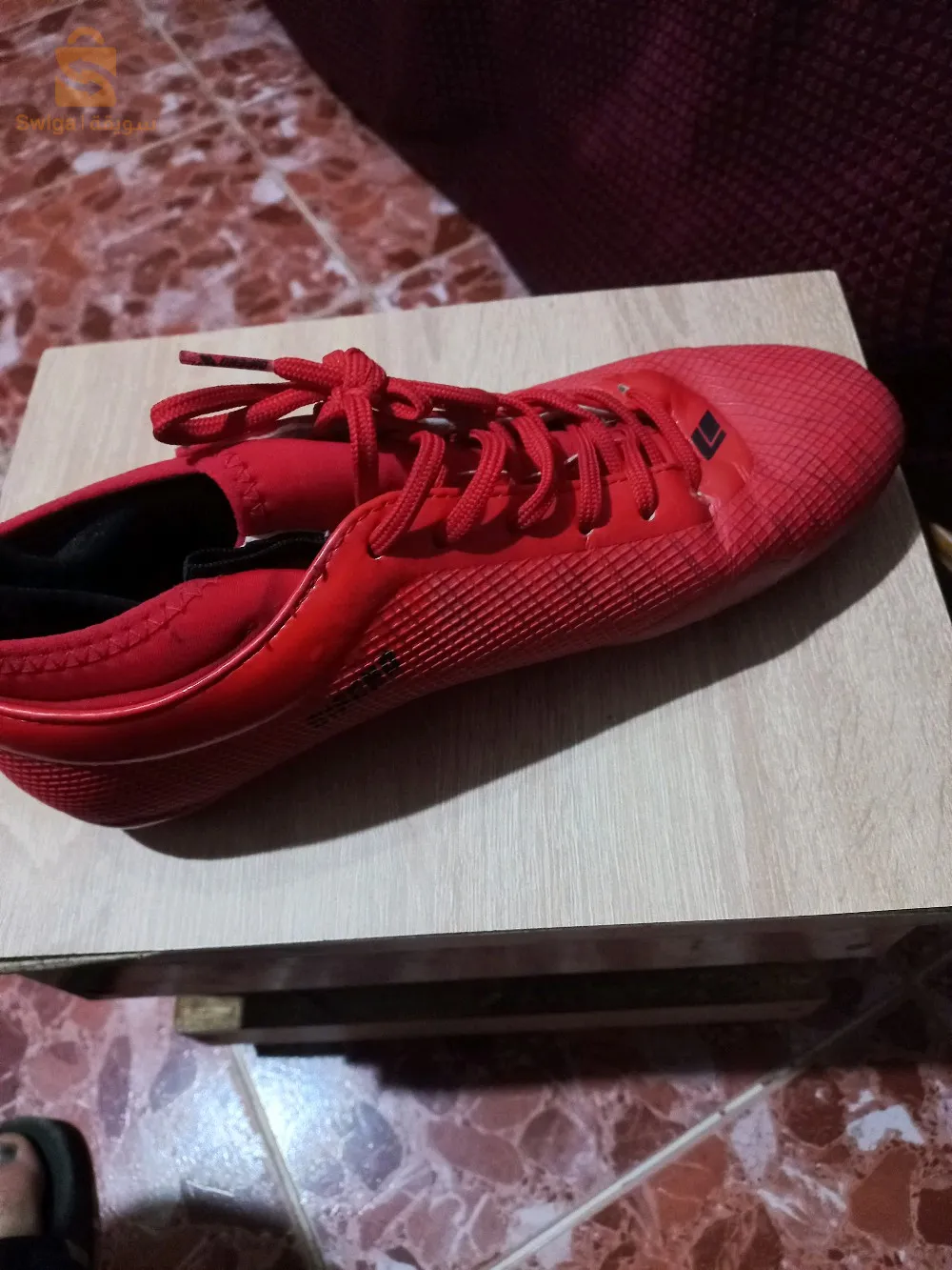 soulier de foot  couleur rouge  pointure 41   42