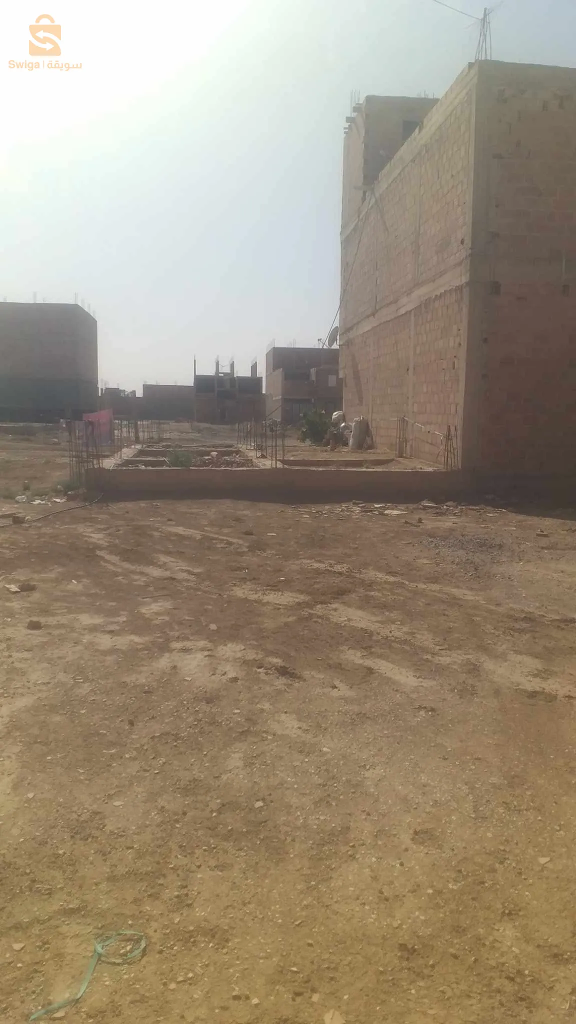 طريق سيدي عقبة بسكرة  على الجهة اليمنى خلف المدرسة الابتدائية