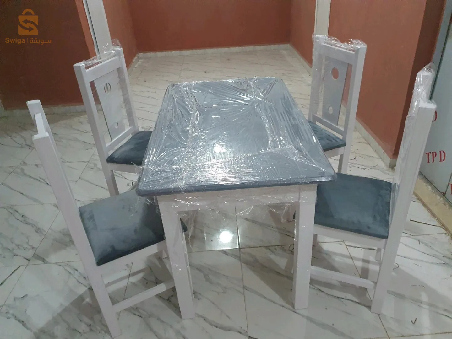 طاولات مطبخ مصنوعة من الخشب ومتقنة الصنع مرحبن بكم رقم الهاتف :0551778464المحل : براقي