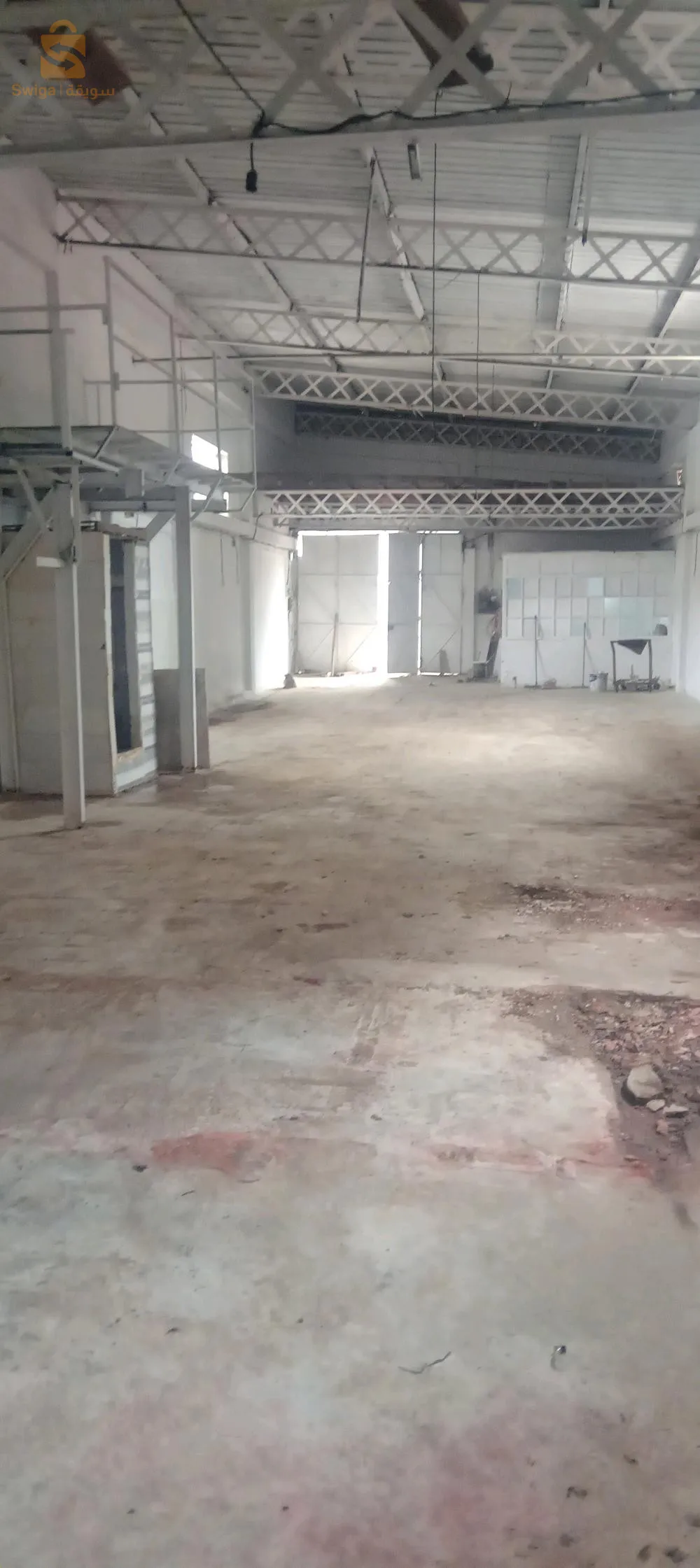 البليدة خزرونة على واجهة طريق وطني البليدة الجزائر في وسط محلات بيع سيراميك و مواد البناء إذا مهتم اتصل 0797395590