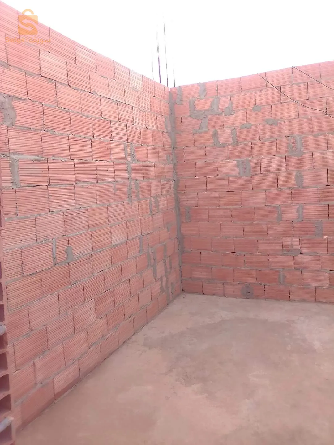 سكن للبيع في العيايدة وهران بلدية عين البية بطيوة...ديزستومو مع محضر معاينة للموثق...فيه صاله كبيرة وشومبرة ....قراج كبير وباجدو ...ريدو إلكتريك.....و2 مراحض وحوش...الطابق الأول مفصل خص غي الضالة.....