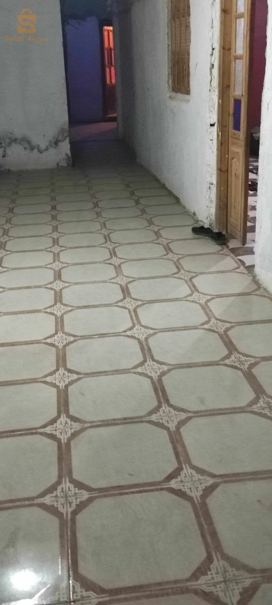 دار في طولقة كبيرة و واسعة ماشاء الله في حي شعبي فيها خمسة غرف و كاراج و حوس صغير في وسط الدار و حوش كبير في التالي و فيه نخلة مثمرة